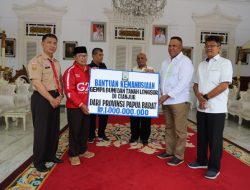 Pj Gubernur PB Menyerahkan Bantuan Bagi Korban Bencana  Cianjur Sebesar Rp 1 M