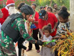 Berbagi Kasih Menjelang Natal, Satgas Pamtas RI-PNG Yonif 511/DY Bagi-Bagi Bingkisan Natal Untuk Anak-Anak di Papua