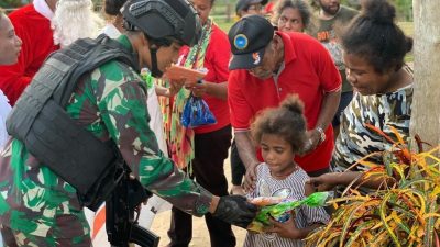 Berbagi Kasih Menjelang Natal, Satgas Pamtas RI-PNG Yonif 511/DY Bagi-Bagi Bingkisan Natal Untuk Anak-Anak di Papua