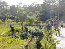 Berikan Aura Positif Satgas Yonif RK 136/TS Bersih-bersih Di Kampung Eksodus