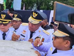 Penjabat Gubernur Waterpauw ikut Tanda Tangani Prasasti Peringatan Hari Otonomi Daerah ke -27 di Makasar.