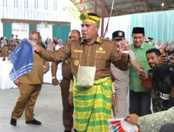 Pj Gubernur Waterpauw Dikukuhkan Sebagai Sesepuh KKST Di Kabupaten Fakfak