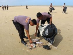 Polres Merauke bersama warga bersihkan pantai lampu satu