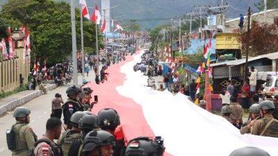 Kodim 1702/Jayawijaya Dukung Pembentangan Bendera Merah Putih di Papua Pegunungan Sepanjang 2023 Meter 