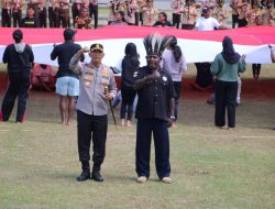 Kapolres bersama Ketua LMA dan Masyarakat bentangkan bendera 78 meter