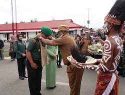 Penjemputan Mayjen TNI Ilyas Alamsyah  Dengan Prosesi Adat Injak Piring