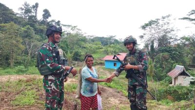 Demi Menjalin Keakraban Bersama Warga, Satgas Yonif 133/YS Laksanakan Patroli Simpatik.