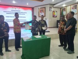 Silaturahmi Pj. Gubernur Ali Baham Bersama Pemda FakFak dan Saksikan Penyerahan NPHD KPU-Bawaslu