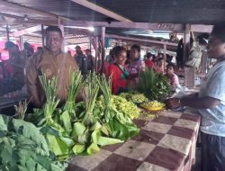 Blusukan Di Pasar Wagom-FakFak, Pj. Gubernur Ali Baham Gaungkan Budaya Konsumsi Pangan Lokal