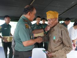  Pangdam Kasuari Santuni Veteran, Warakawuri, dan Anak Yatim Piatu dalam Rangka Hari Juang TNI AD ke-78