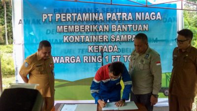 Pertamina Patra Niaga Regional Papua Maluku Serahkan Bantuan Kontainer Sampah untuk Meningkatkan Kebersihan Lingkungan