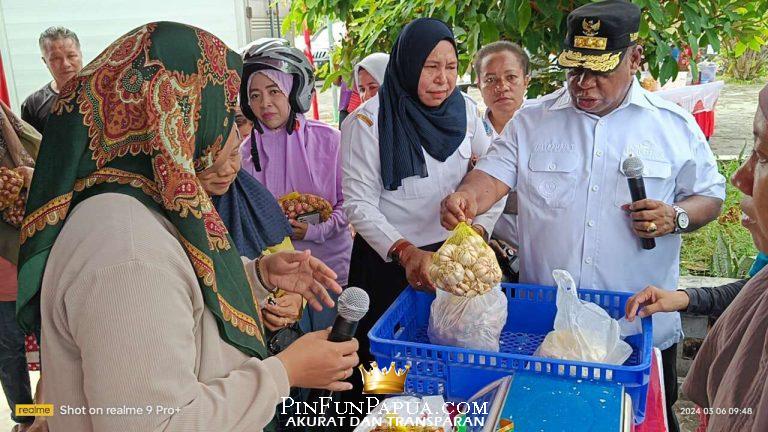 Pj Gubernur Papua Barat Ali Baham Temongmere saat mengunjungi stand-stand Pasar murah di halaman Kantor Pertanian dan Ketahanan pangan.