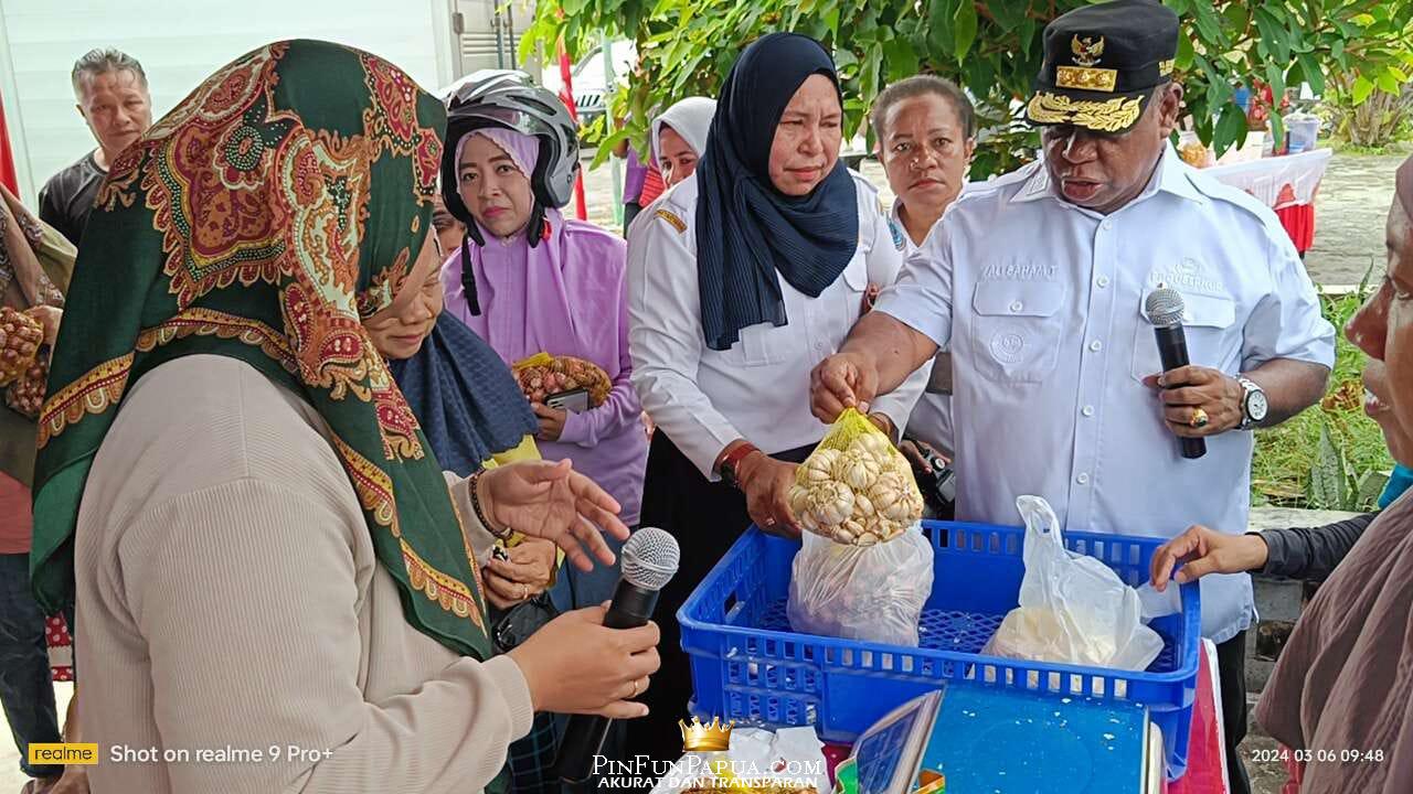 Pj Gubernur Papua Barat Ali Baham Temongmere saat mengunjungi stand-stand Pasar murah di halaman Kantor Pertanian dan Ketahanan pangan.