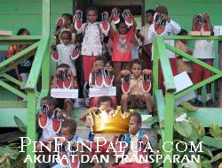 Telkomsel Salurkan Ratusan Pasang Sepatu untuk Pelajar Papua dalam Program Sambungkan Senyuman