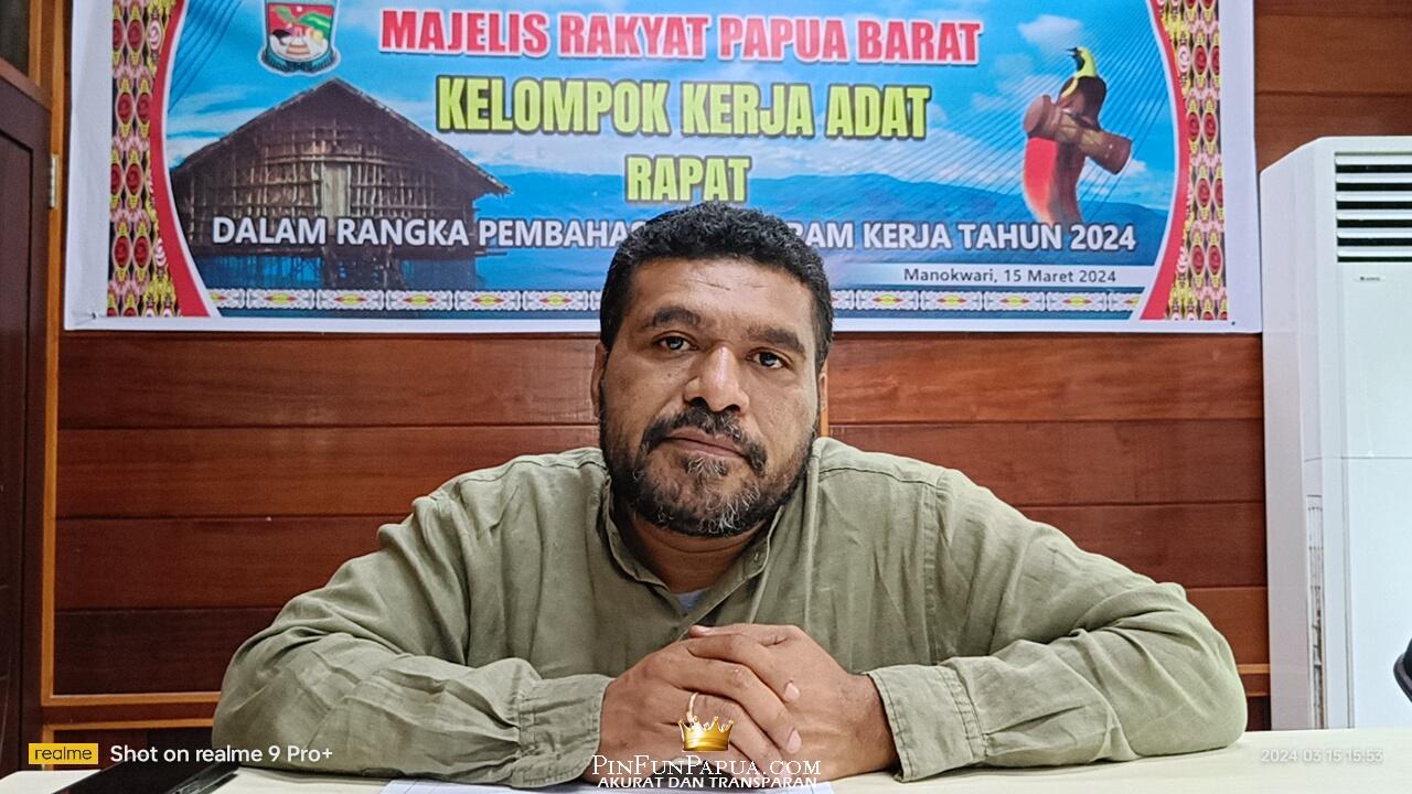 Wakil Ketua Pokja Adat Majelis Rakyat Papua Barat Ismail I Watora saat memimpin Rapat Penyusunan Program Kerja Pokja Adat . ( FOTO : Aufrida Marisan )