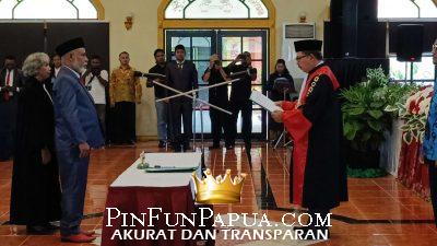 Petrus Makbon Resmi Dilantik sebagai Wakil Ketua I DPR Papua Barat 2024-2029