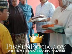 Istri Bupati Fakfak Salurkan Bantuan Sajadah, Mukena, dan Al-Qur’an ke Warga Kokas