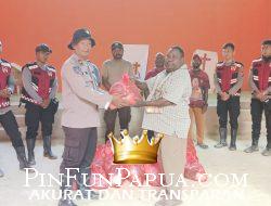 Polres Pegunungan Arfak Salurkan Bantuan Sembako kepada Korban Tanah Longsor di Kampung Jim