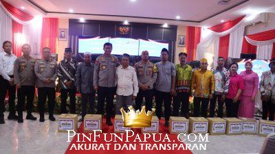 Peduli Masyarakat, Kapolda Kalteng Salurkan Bantuan Sosial saat Kunjungan Kerja ke Polres Barito Utara