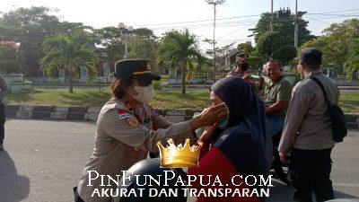 Peduli Dampak Erupsi Gunung Lewotobi, Polsek Alok Bagikan Masker kepada Warga di Kabupaten Sikka
