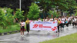 Polres Teluk Wondama Gelar Jalan Sehat Sambut Hari Bhayangkara ke-79