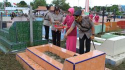 Peringati Hari Bhayangkara ke-79, Polres Kaimana Gelar Ziarah TMP dan Tabur Bunga di Laut