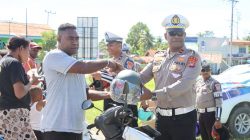 Sat Lantas Polres Manokwari Selatan Kampanyekan Keselamatan Berlalu Lintas, Bagikan Helm SNI Kepada Masyarakat