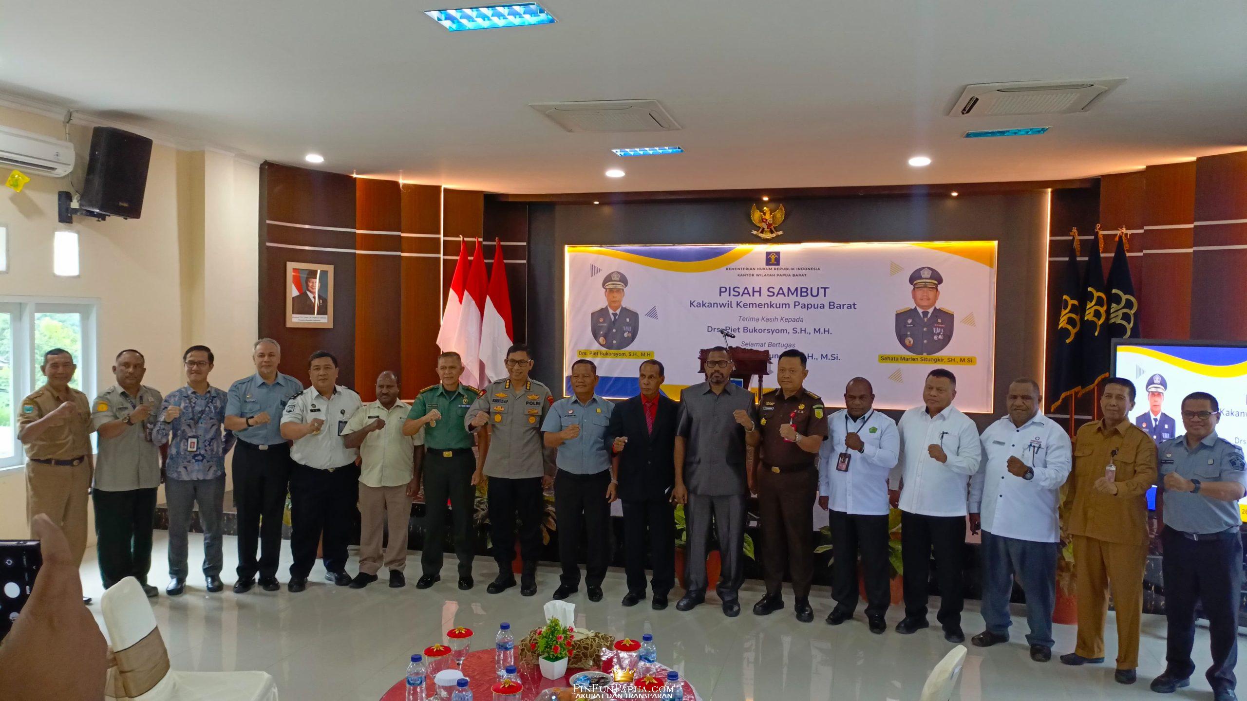 Sahata Kakanwil Kemenkum Papua Barat Resmi Berganti, Piet Bukorsyom Serahkan ...