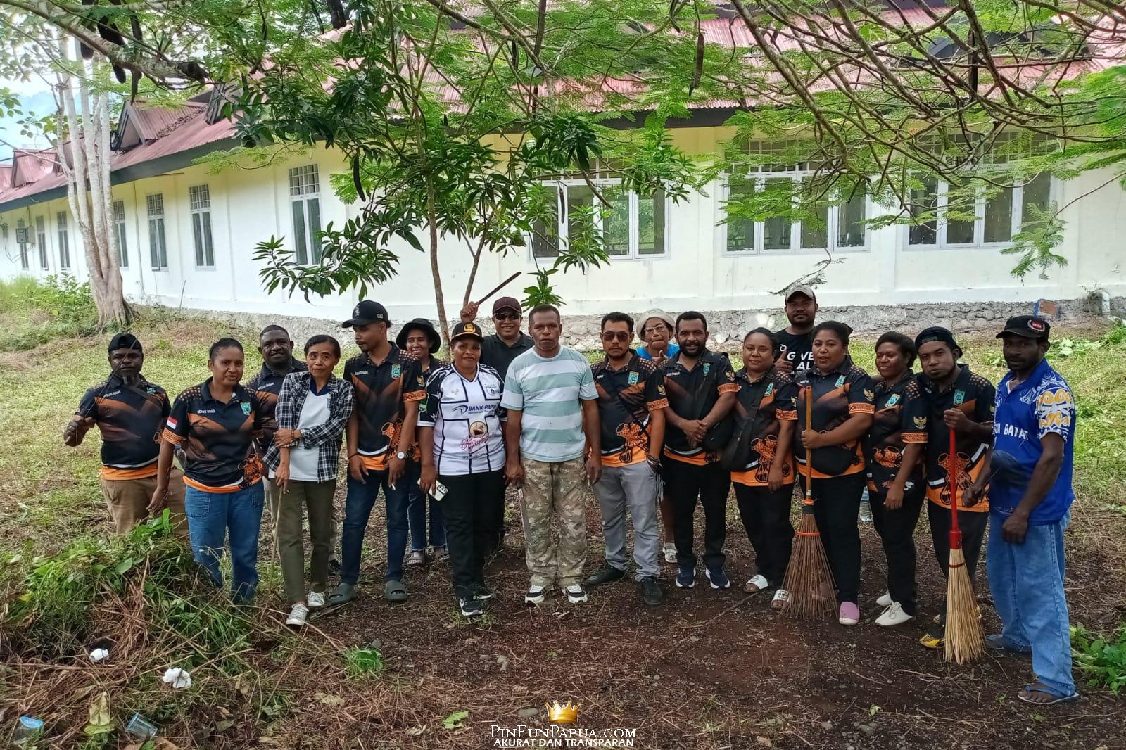 Jelang HUT PI ke-171, Sekretariat MRPB Libatkan Puluhan Staf Ikut Kerja Bakti di Pulau Mansinam